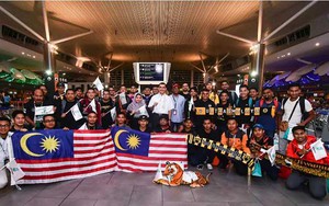 CĐV Malaysia cổ vũ ngay trên máy bay, sẵn sàng 'tiếp lửa' ở Mỹ Đình