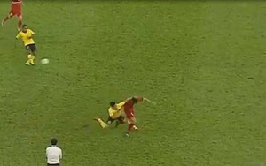 Cầu thủ Malaysia đấm Văn Hậu từ phía sau, ngay trước mắt trọng tài biên