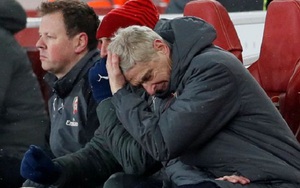 Carragher: 'Fan Arsenal chán đến mức vô cảm. Wenger đáng bị sa thải ngay và luôn'