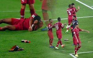 Quá tức giận, CĐV UAE ném giày dép và chai nước vào sân khi Qatar ghi bàn