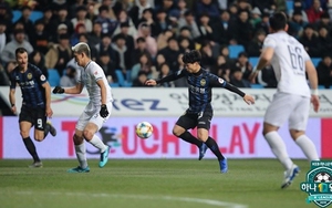 Công Phượng chuyền bóng 'dọn cỗ' nhưng cầu thủ Incheon bỏ lỡ đáng tiếc