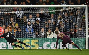 Trượt chân như Terry, cầu thủ West Brom có pha đá 11m tệ nhất lịch sử