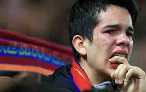 CĐV Barca khóc như mưa sau khi Messi và đồng đội thất thủ ở Anfield