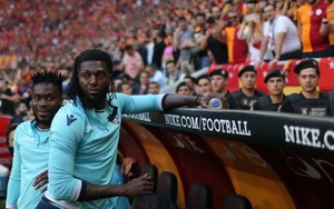 Adebayor bị thủ môn đối phương đẩy ngã trong trận đấu căng thẳng nhất giải Thổ Nhĩ Kỳ