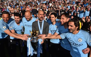 Man City vẫn chưa thể sánh ngang MU dù giành cú 'ăn ba'