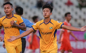 Kết quả bóng đá, Hà Nội 0-1 SLNA: Quang Hải tịt ngòi, Hà Nội FC thua trên sân nhà