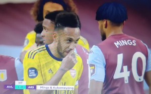 Aubameyang cười đùa với cầu thủ đối phương khiến Arsenal thủng lưới