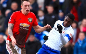 MU nổi giận vì Phil Jones bị Twitter đem ra làm trò đùa