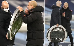 Guardiola ôm đầu, ngăn cản trọng tài thứ 4 vì muốn bù giờ nhiều hơn