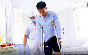 Đỗ Hùng Dũng tập đi sau ca phẫu thuật thành công