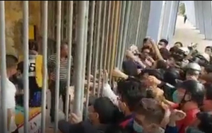 CĐV chen lấn xô đẩy để mua vé trận Hải Phòng vs Hà Nội