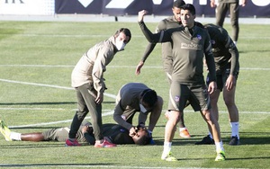 Ngôi sao của Atletico Madrid bỗng nhiên ngã gục khiến cả đội hoảng loạn