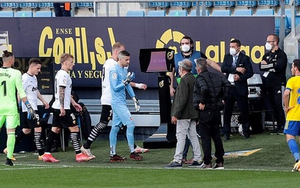 Cả đội Valencia bỏ thi đấu sau khi một đồng đội bị phân biệt chủng tộc