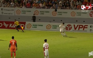 Hoàng Đức đá phạt thành bàn ở cự ly 40m, được ca ngợi là siêu phẩm thế giới