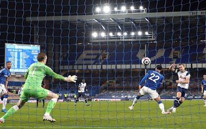 Everton 2-2 Tottenham: Harry Kane lập cú đúp rồi chấn thương, Spurs lo sốt vó