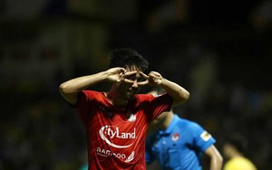 Lee Nguyễn bị so sánh với Văn Quyết sau thẻ đỏ ở trận đấu với Nam Định