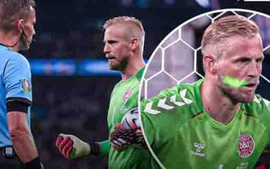 Thủ môn Đan Mạch phàn nàn với trọng tài vì bị chiếu laser