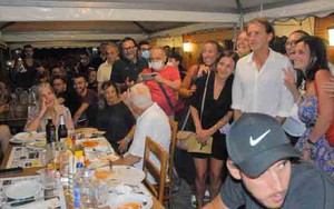 HLV Mancini ăn mừng chức vô địch EURO với CĐV trong quán pizza