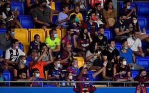 CĐV Barca hô vang tên Messi ở phút thứ 10 trận tranh cúp Joan Gamper
