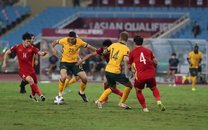 Báo Úc chê mặt sân Mỹ Đình là 'bãi chăn bò'