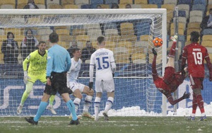 Dinamo Kiev 1-2 Bayern Munich: Lewandowski lập siêu phẩm 'xe đạp chổng ngược'