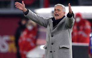Mourinho chỉ trích học trò có tinh thần yếu đuối khi Roma thua ngược cay đắng Juve