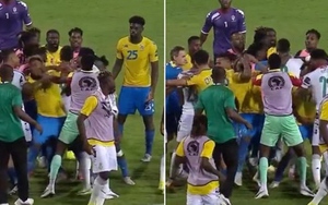 Tiền đạo Ghana đấm cầu thủ đối phương rồi trốn trọng tài