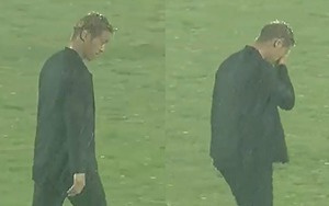 HLV Campuchia buồn bã đi dưới mưa sau thất bại trước U23 Thái Lan