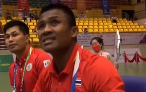 Huyền thoại muay Thái ôm đầu khi học trò bị võ sĩ Việt Nam đánh bại