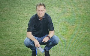 Thua U23 Việt Nam, HLV của Thái Lan ném thẻ tác nghiệp, ngồi thẫn thờ trên sân