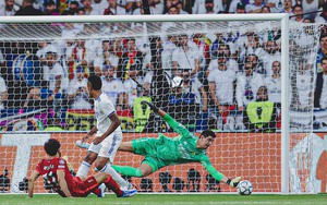 Courtois lập kỷ lục đặc biệt trong ngày Real vô địch, được CĐV tung lên mây xanh