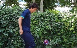 HLV Gong Oh Kyun trổ tài tâng bóng trước trận gặp Ả rập Xê út