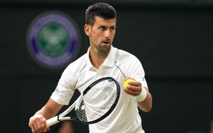 Djokovic thở phào vì thắng hiện tượng ở Wimbledon trước giờ giới nghiêm