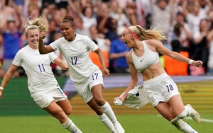 Nữ cầu thủ Anh gây sốt với màn cởi áo ăn mừng ở chung kết EURO 2022