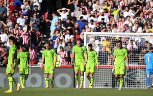 Ten Hag bắt cầu thủ MU chạy è cổ dưới nắng nóng sau trận thua trước Brentford