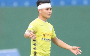 VIDEO: Đổ máu, cáu giận và va chạm, Quang Hải mất bình tĩnh sau sự cố facebook bị hack