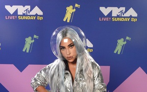 Lady Gaga 'cách tân' khẩu trang, Miley Cyrus gợi cảm dự VMA 2020