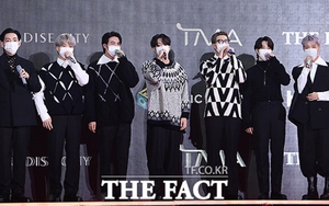 BTS và dàn sao K-pop bịt kín mít tại thảm đỏ TFMA 2021
