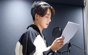 Hình ảnh Jungkook BTS thu âm cho album mới khiến ARMY ngộp thở