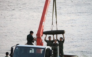 Trục vớt an toàn quả bom nằm dưới sông Hồng, Hà Nội