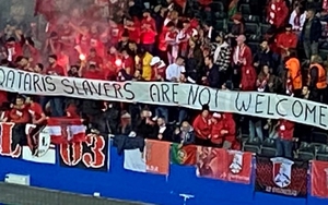 CĐV đồng hương Ronaldo giăng biểu ngữ xúc phạm để phản đối giới chủ PSG