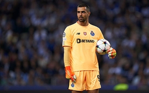 Thủ môn được MU theo đuổi lập kỷ lục vô tiền khoáng hậu ở Cúp C1