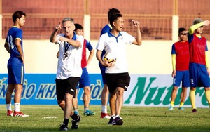 Trung vệ FLC Thanh Hóa sốc khi bị HLV Mihail tố cầm đầu nhóm 'làm phản'