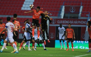 Bóng đá Việt Nam hôm nay: Thủ môn Đà Nẵng gãy chân. HLV của Quang Hải chê hàng công