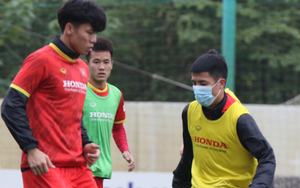 Bóng đá Việt Nam hôm nay: Tiến Dũng đeo khẩu trang tập luyện