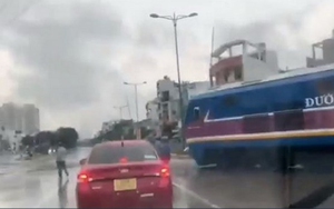 Tàu hỏa dừng khẩn cấp khi gác chắn không được đóng trên đường Phạm Văn Đồng