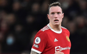Phil Jones bị đuổi khỏi phòng thay đồ MU
