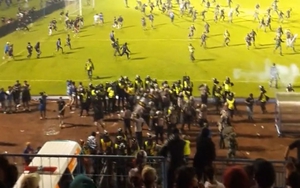 Đã có 187 người chết trong vụ bạo loạn của bóng đá Indonesia