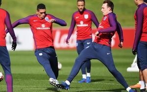 Mourinho lại chỉ trích Phil Jones, Smalling không dám xả thân vì đội bóng