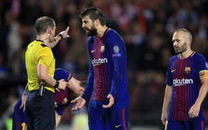 Pique lại ghi bàn... bằng tay, lần này bị đuổi, hại đồng đội, bị chính CĐV Barca 'ném đá'